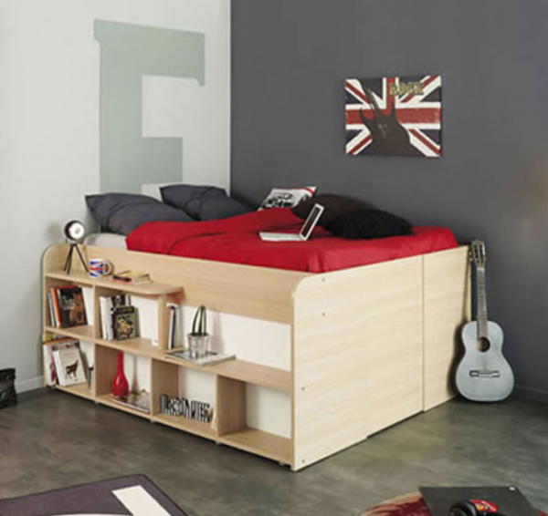 Kamar tidur dengan rak penyimpanan di bawah tempat tidur